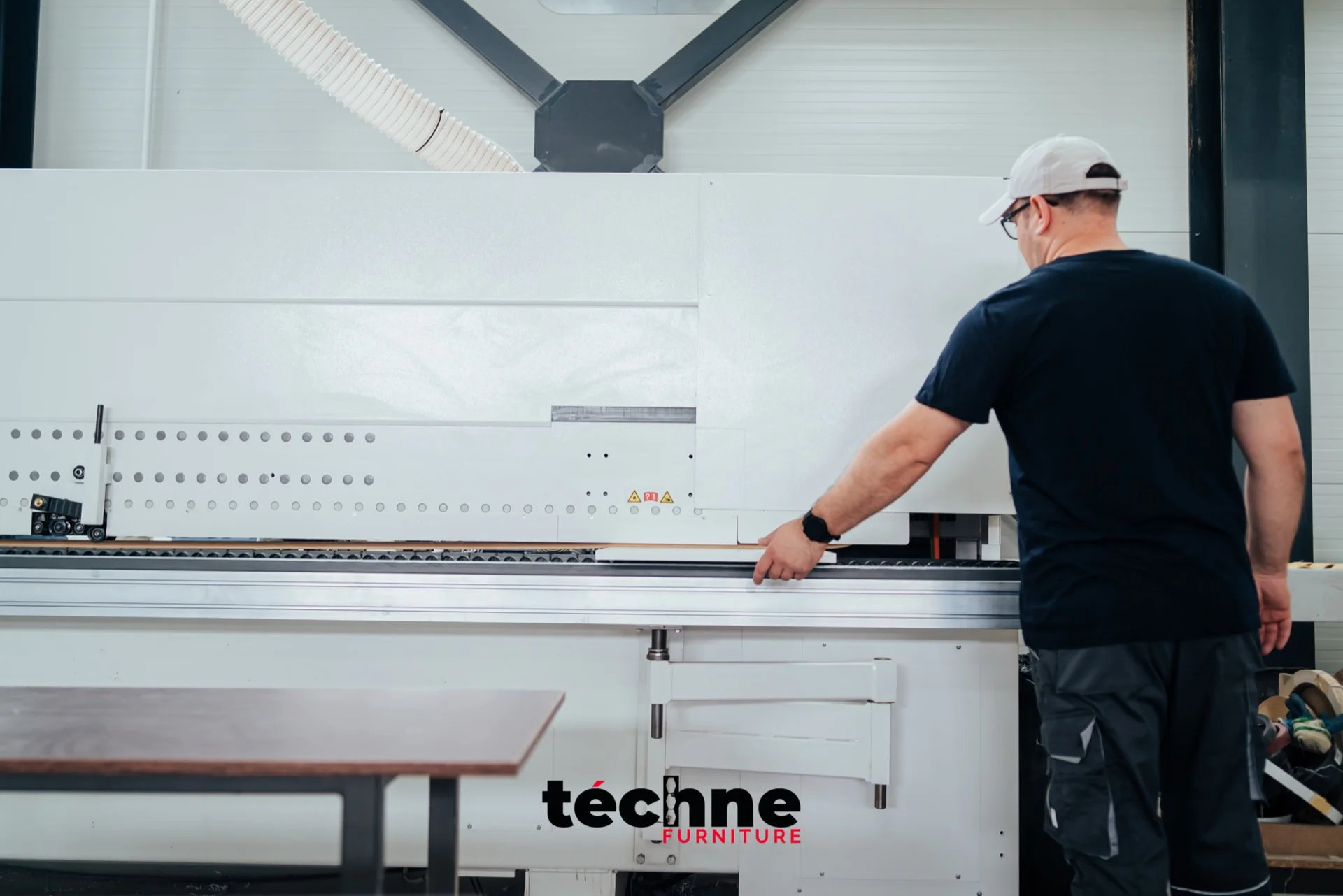 Linii de procesare moderne și echipamente CNC.